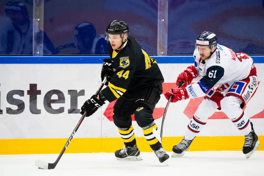 Panterns Erik Nyström jagas av Västerviks Emil Wahlberg