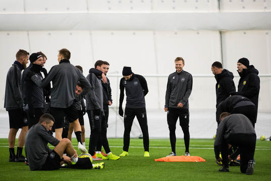 Hammarbys spelare samlas