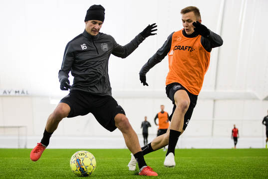 Leo Bengtsson i kamp om bollen med Oscar Krusnell