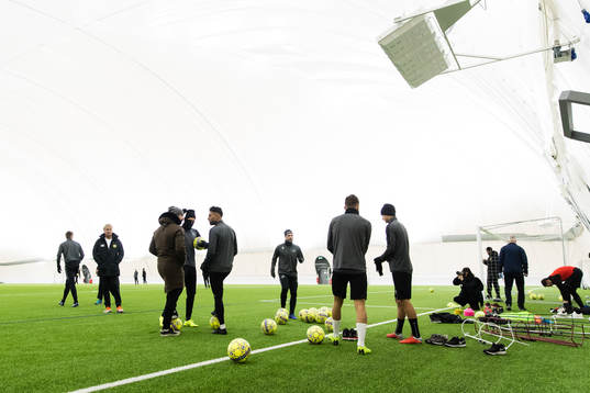 Hammarbys spelare förbereder sig innan en träning med