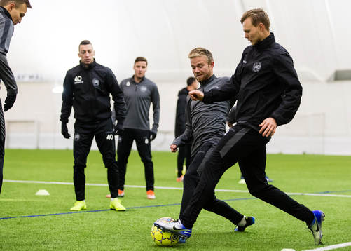 Dennis Widgren i kamp om bollen med Tim Söderström