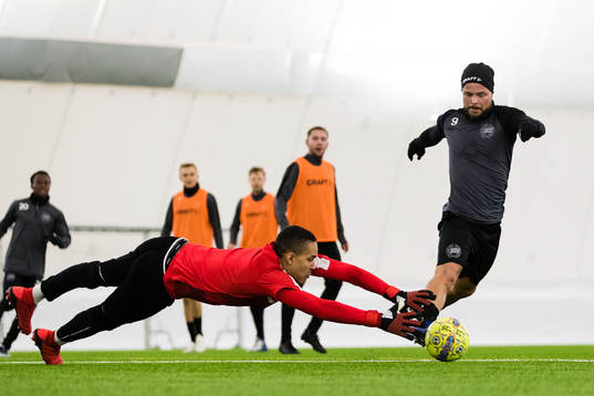 Sander Svendsen utmanar målvakt Oliver Nnonyelu Dovin