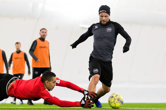 Sander Svendsen utmanar målvakt Oliver Nnonyelu Dovin