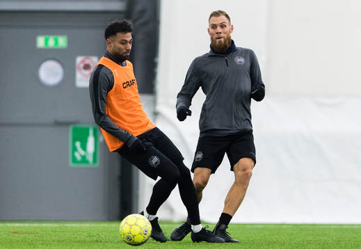 Imad Khalili i kamp om bollen med David Fällman