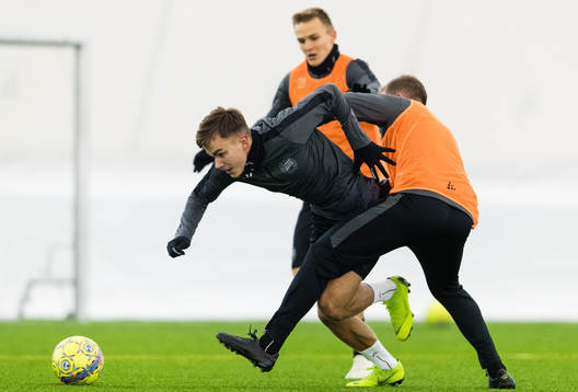 Dusan Jajic i kamp om bollen med Darijan Bojanic