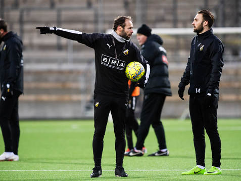 Tränare Andreas Alm instruerar Oskar Sverrisson