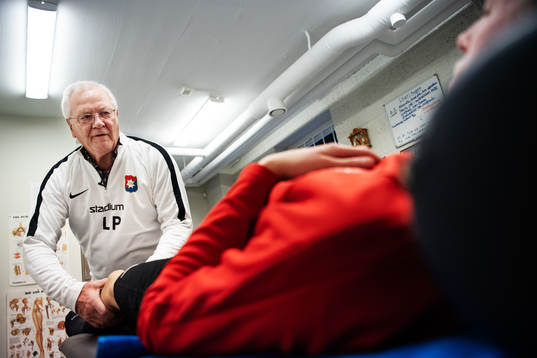 Örgrytes läkare Lars Peterson undersöker en spelare