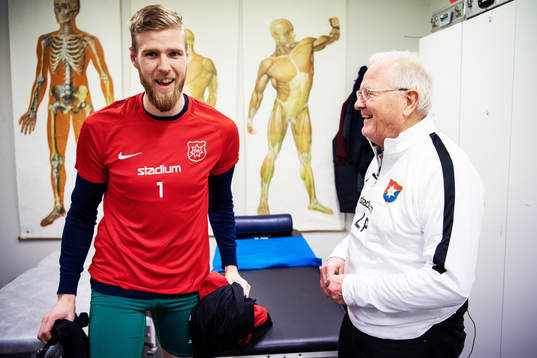 Örgrytes målvakt Fredrik Andersson och lagets läkare