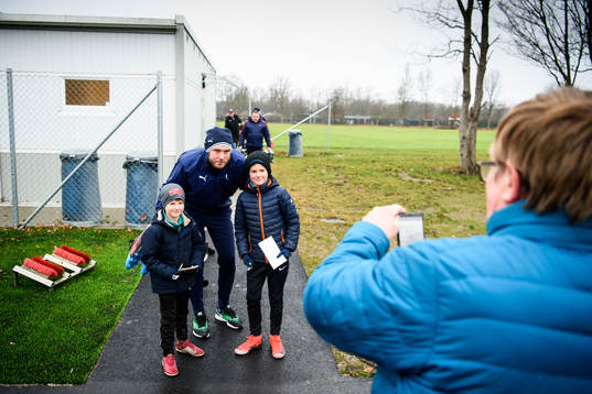 Helsingborgs Andreas Granqvist tar bilder med Jonathan och