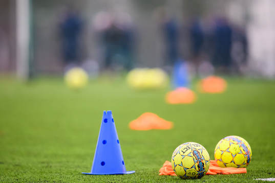 En kon och två fotbollar