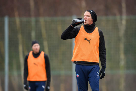 Fredrik Liverstam dricker vatten