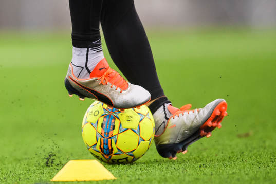 Fotbollsskor och en boll