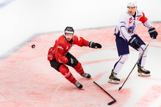 Patrik Carlsson of Frölunda and Nicholas Jones of HC Plzens