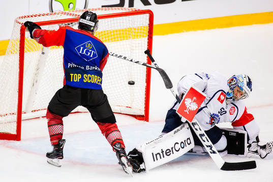 Ryan Lasch of Frölunda scores 3-2
