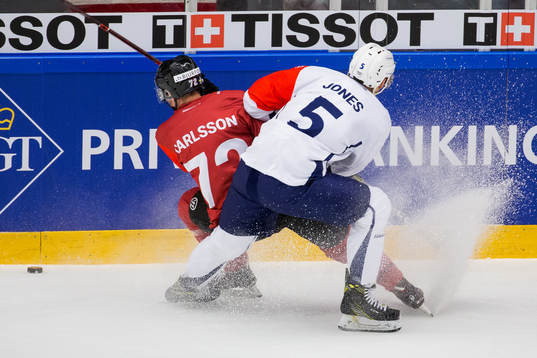 Patrik Carlsson of Frölunda and Nicholas Jones of HC Plzen