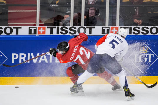 Patrik Carlsson of Frölunda and Nicholas Jones of HC Plzen