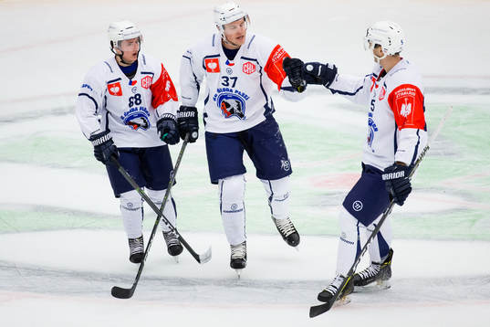 Conor Allen of HC Plzen celebrates 2-1 with team mates
