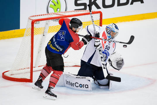 Ryan Lasch of Frölunda takes the rebound and scores 3-2