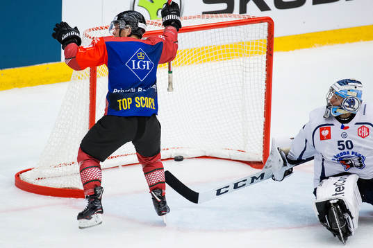 Ryan Lasch of Frölunda celebrates scoring 3-2 behind