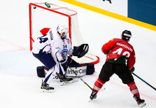 Rhett Rakshani of Frölunda scores 6-2