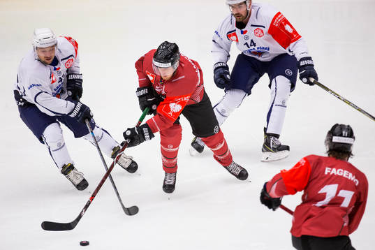 Simon Hjalmarsson of Frölunda and Jan Kovar of HC Plzen
