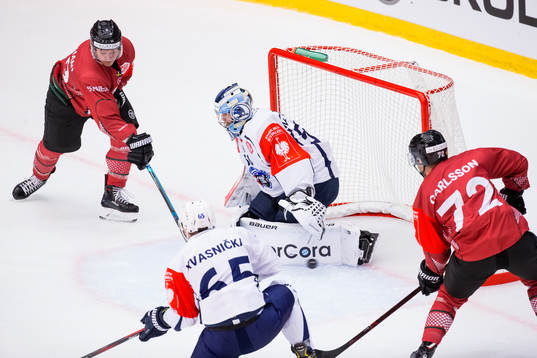 Rhett Rakshani of Frölunda scores 2-0