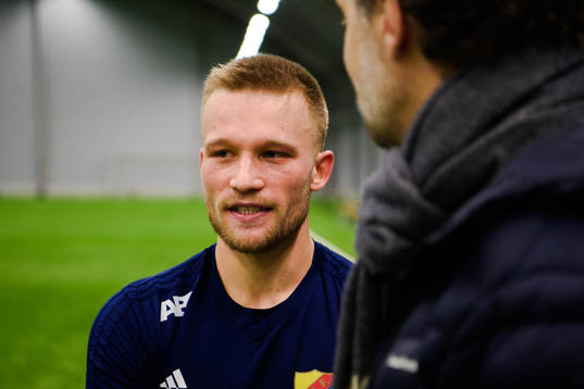 Nicklas Bärkroth blir intervjuad av media