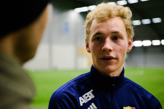 Adam Bergmark Wiberg blir intervjuad av media
