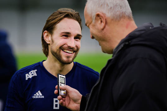 Kevin Walker blir intervjuad av media