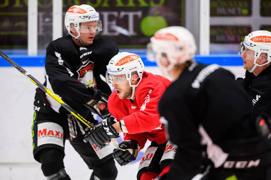 Konstantin Komarek tar sig förbi Tobias Ekberg