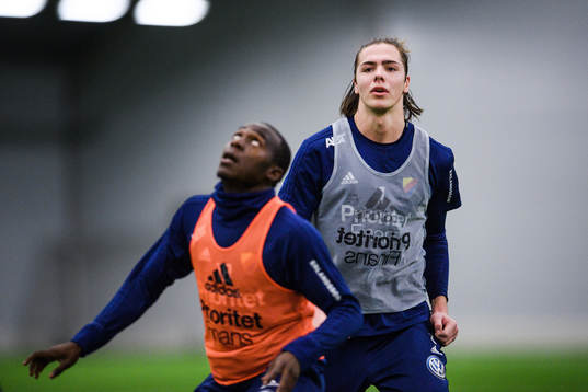 Edward Chilufya och Målvakt Jacob Widell Zetterström