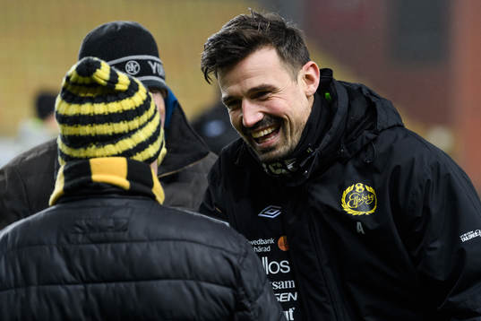 Kevin Stuhr Ellegaard pratar med en supporter