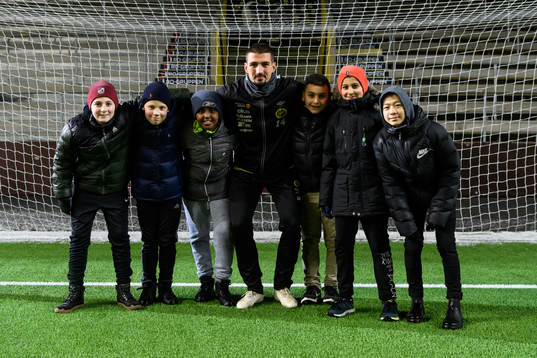 Ibrahim Dresevic poserar med unga supportrar