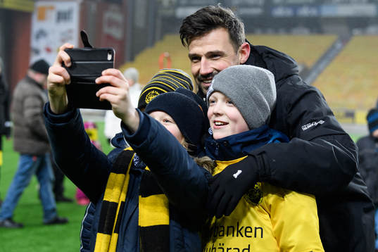 Kevin Stuhr Ellegaard fotograferas ihop med unga supportrar