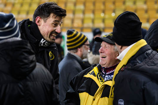Kevin Stuhr Ellegaard pratar med supportrar