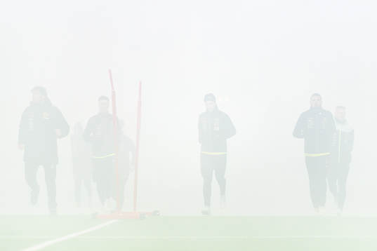Spelarna kommer springande ut ur dimman