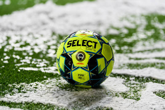 Allsvenskans matchboll i snön