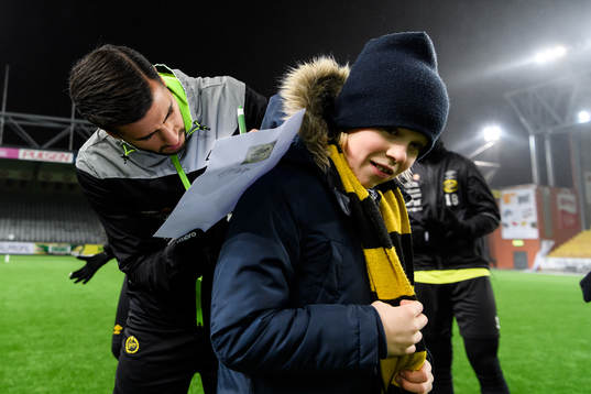 Rami Kaib skriver autograf