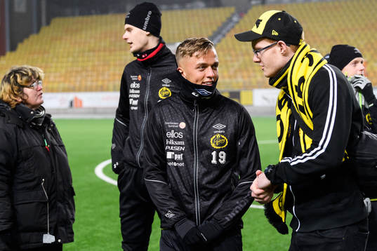 Jesper Karlsson pratar med en supporter