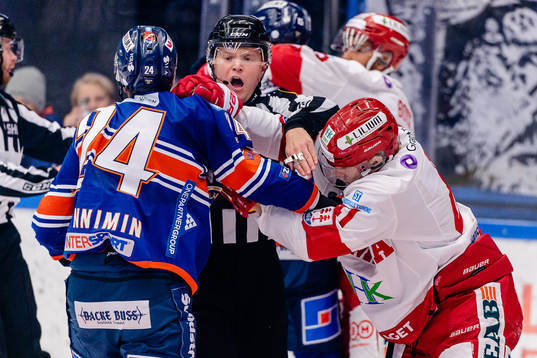 Gruff mellan Växjös Brendan Shinnimin och Timrås