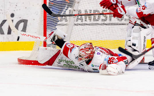 Timrås målvakt Niklas Svedberg räddar en puck liggandes