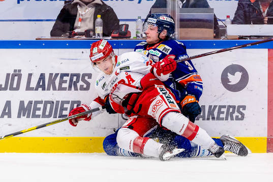 Timrås Emil Berglund tacklar Växjös Oliver Bohm