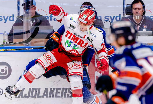 Timrås Emil Berglund tacklar Växjös Oliver Bohm