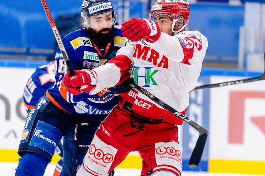 Växjös Daniel Rahimi tacklar Timrås Jeremy Boyce
