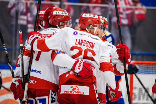 Timrås Hampus Larsson jublar med lagkamrater