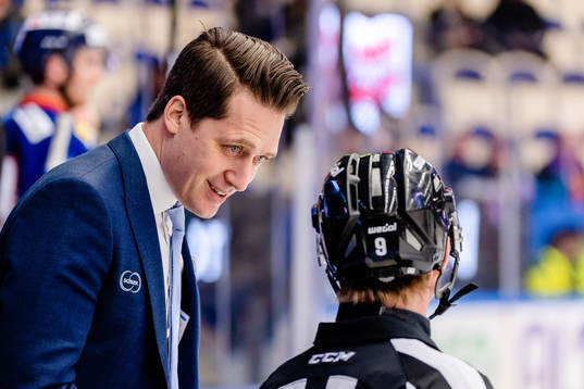 Växjös tränare Sam Hallam pratar med Domare Pehr Claesson