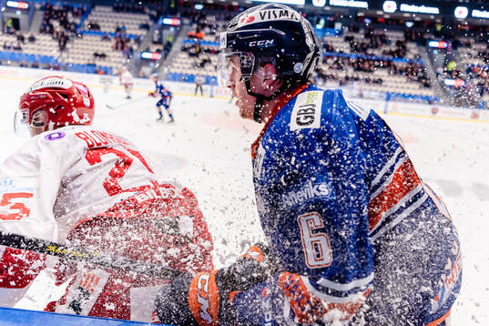 Växjös Linus Högberg tacklas av Timrås Patrik Blomberg