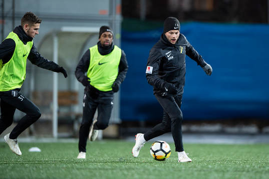Sebastian Larsson (h), Christos Gravius (v) och Heradi