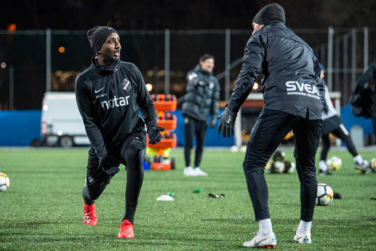 Henok Goitom (v) och Sebastian Larsson (h)