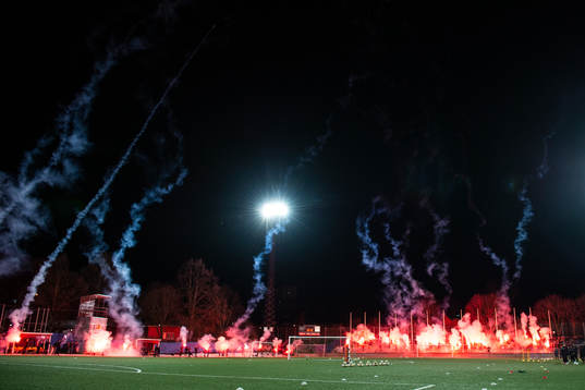 Supportrar bränner bengaler och fyrverkerier